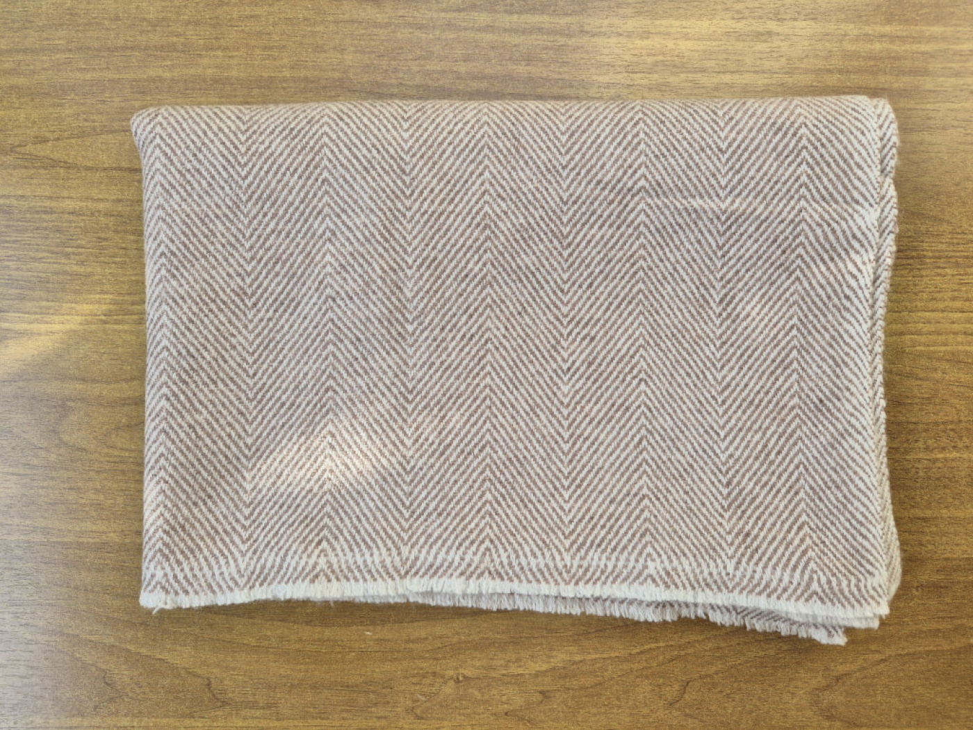 Kaschmir-Schal im klassischen Fischgrät-Design | Helles Kupfer & Creme | handgewebt von LWH | 70×200 cm